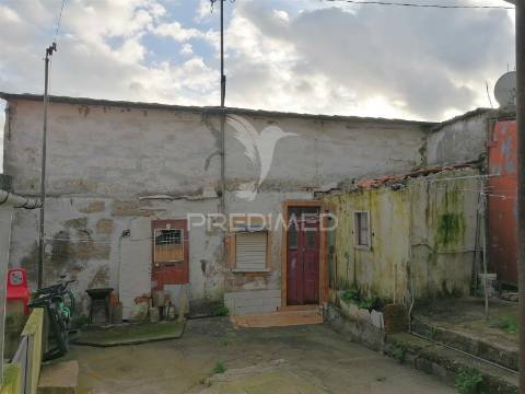 Moradia térrea antiga para venda na rua senhora da hora, campanhã, porto