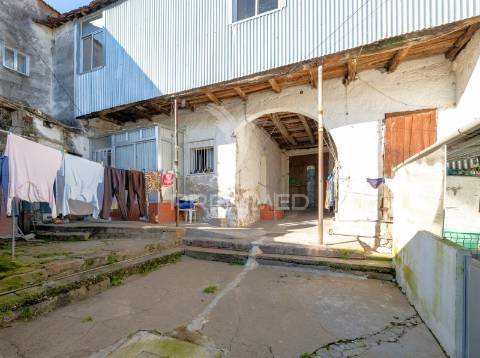 Moradia térrea antiga para venda na rua senhora da hora, campanhã, porto