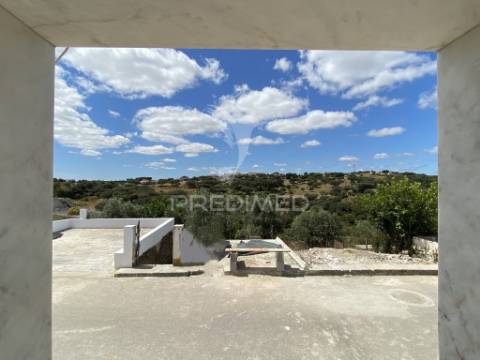 Moradia t2 com logradouro, remodelada, em são brás dos matos, alandroal