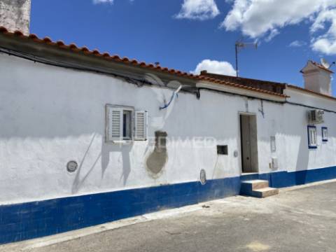 Moradia t2 com logradouro, remodelada, em são brás dos matos, alandroal