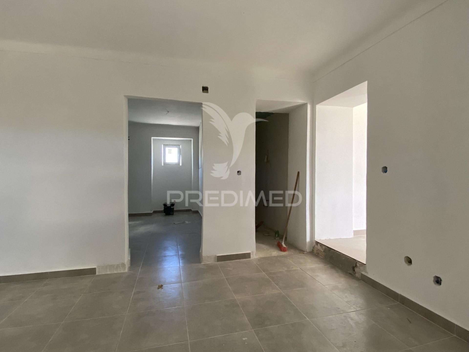 Moradia t2 com logradouro, remodelada, em são brás dos matos, alandroal