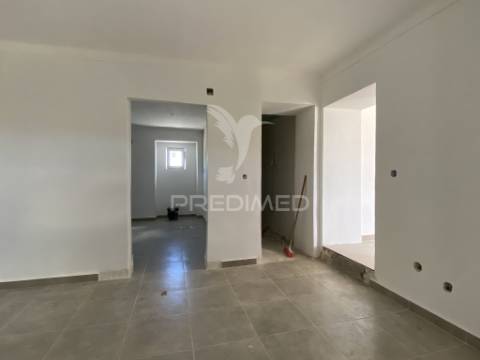 Moradia t2 com logradouro, remodelada, em são brás dos matos, alandroal