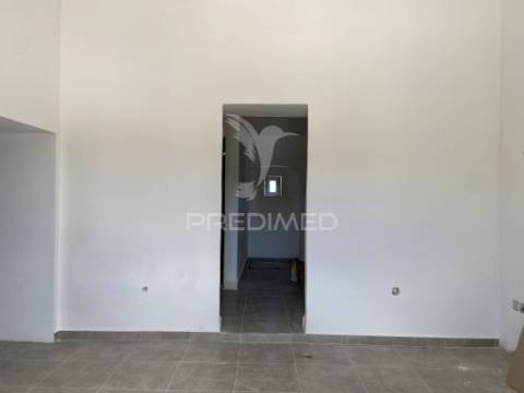 Moradia t2 com logradouro, remodelada, em são brás dos matos, alandroal
