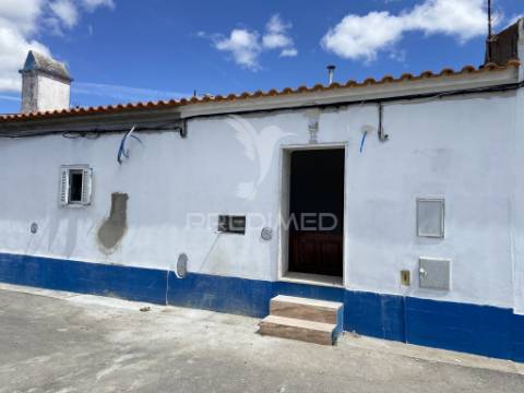 Moradia t2 com logradouro, remodelada, em são brás dos matos, alandroal