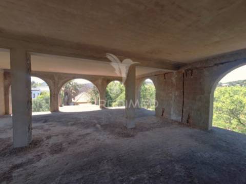 Moradia com 400m2 por acabar + anexo t1 pronto