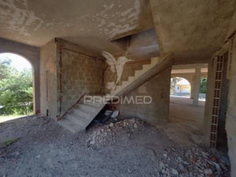 Moradia com 400m2 por acabar + anexo t1 pronto