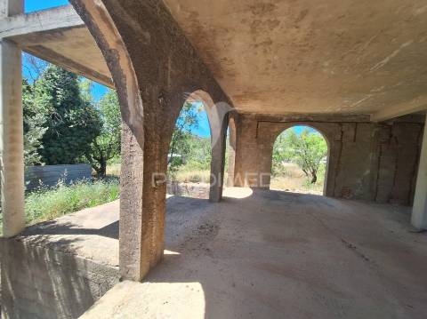 Moradia com 400m2 por acabar + anexo t1 pronto