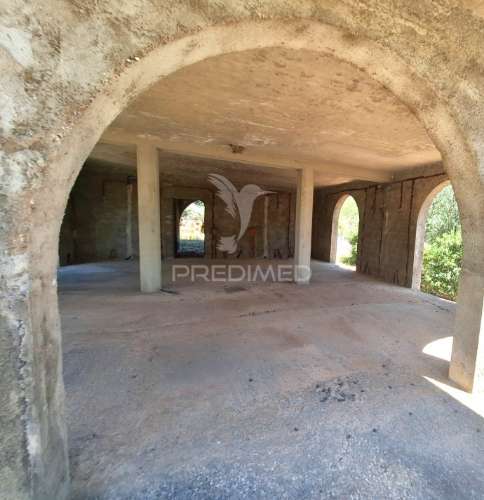 Moradia com 400m2 por acabar + anexo t1 pronto