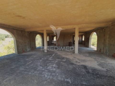 Moradia com 400m2 por acabar + anexo t1 pronto