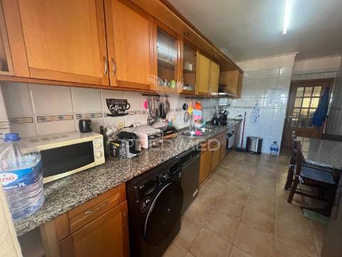Apartamento t3 com garagem e arrecadação – urbanização quinta dos fidalguinhos