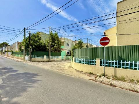 Moradia t4 de excelência na charneca da caparica | junto à marisol