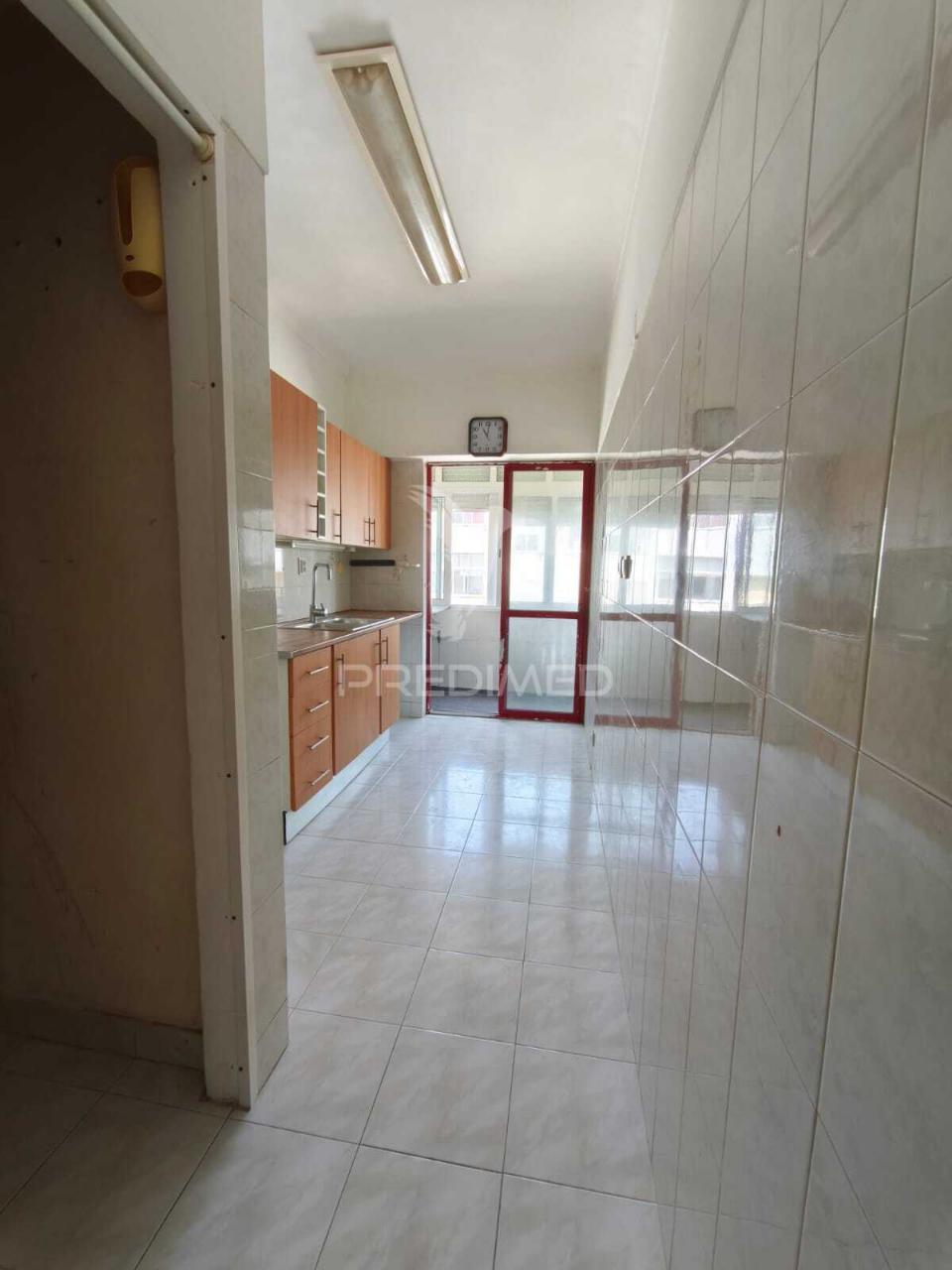 Apartamento t3+1 para remodelar