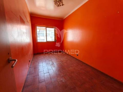 Apartamento t3+1 para remodelar