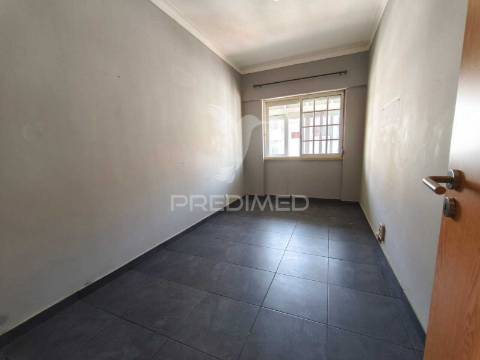 Apartamento t3+1 para remodelar