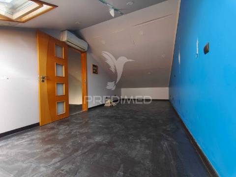 Apartamento t3+1 para remodelar