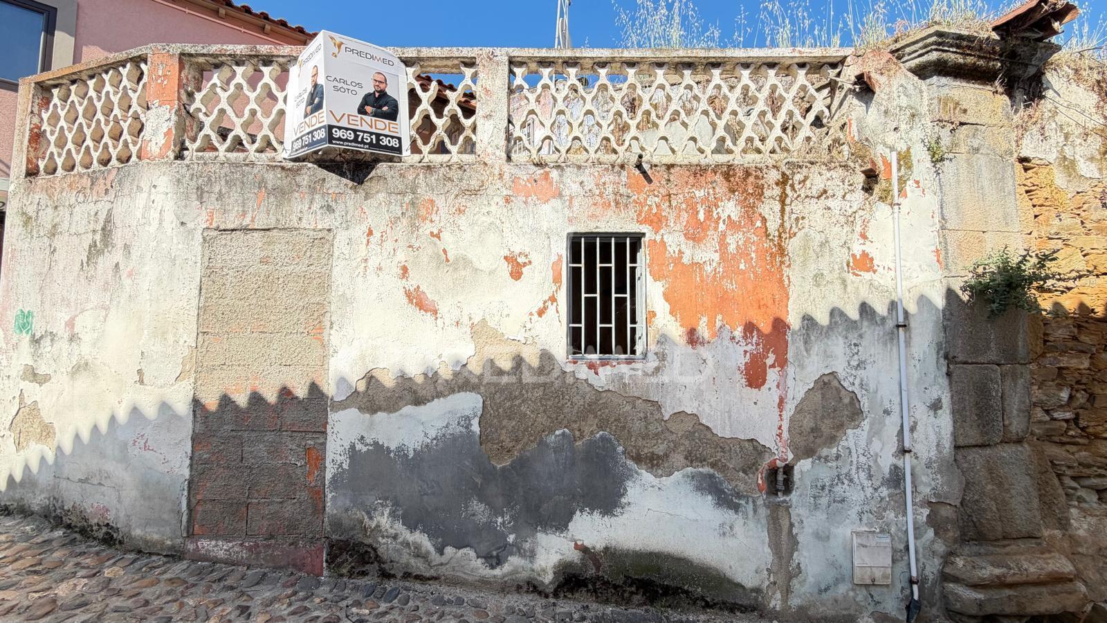 Moradia com terraço, para reabilitação, no centro histórico de mirandela