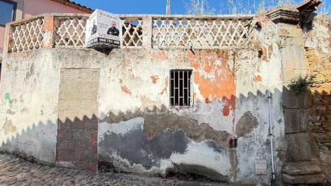 Moradia com terraço, para reabilitação, no centro histórico de mirandela