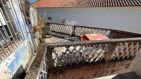 Moradia com terraço, para reabilitação, no centro histórico de mirandela
