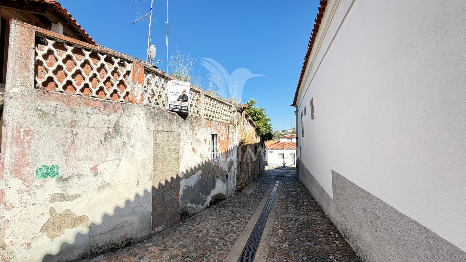 Moradia com terraço, para reabilitação, no centro histórico de mirandela