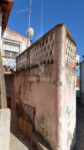 Moradia com terraço, para reabilitação, no centro histórico de mirandela
