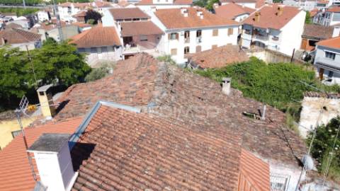 Moradia com terraço, para reabilitação, no centro histórico de mirandela