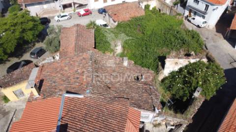 Moradia com terraço, para reabilitação, no centro histórico de mirandela