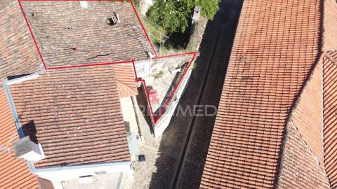 Moradia com terraço, para reabilitação, no centro histórico de mirandela