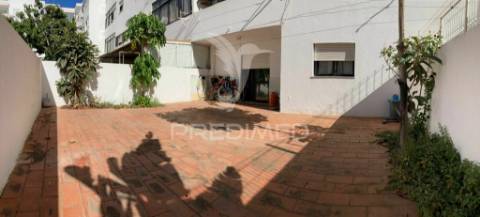 Olhão - apartamento t3 rch em zona central c/grande quintal