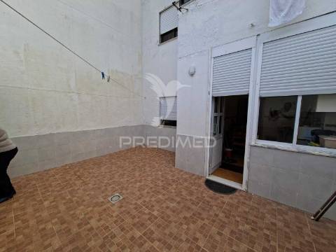 T2 com quintal em alhos vedros