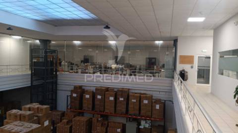 Arrendar armazém e escritorio 1700m2 excelentes condições, sintra