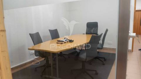 Arrendar armazém e escritorio 1700m2 excelentes condições, sintra