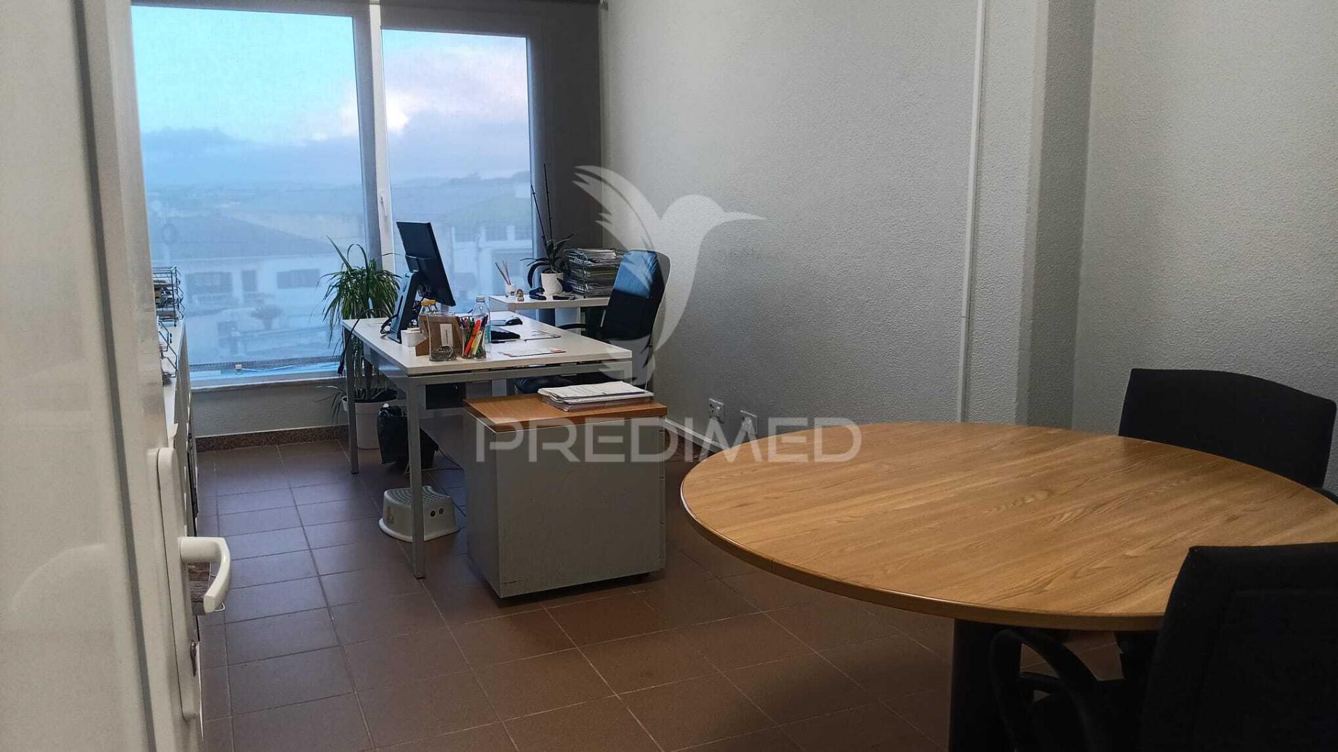 Arrendar armazém e escritorio 1700m2 excelentes condições, sintra