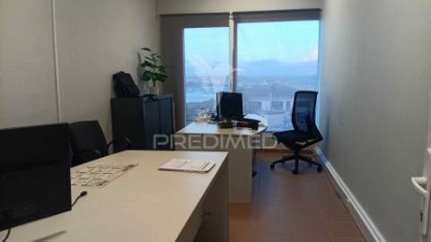 Arrendar armazém e escritorio 1700m2 excelentes condições, sintra