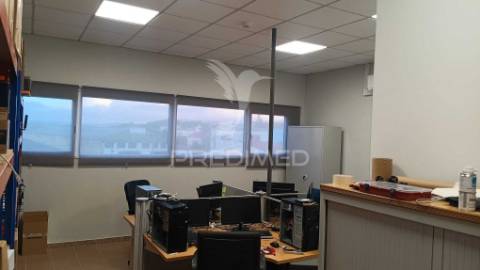 Arrendar armazém e escritorio 1700m2 excelentes condições, sintra