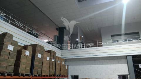 Arrendar armazém e escritorio 1700m2 excelentes condições, sintra