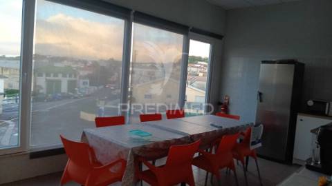 Arrendar armazém e escritorio 1700m2 excelentes condições, sintra
