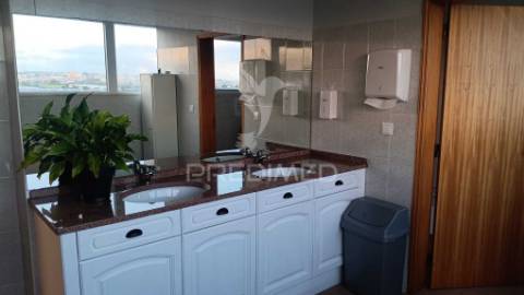 Arrendar armazém e escritorio 1700m2 excelentes condições, sintra