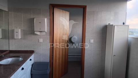 Arrendar armazém e escritorio 1700m2 excelentes condições, sintra