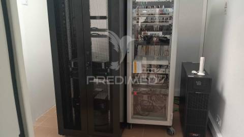 Arrendar armazém e escritorio 1700m2 excelentes condições, sintra