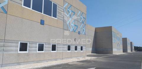 Arrendar armazém e escritorio 1700m2 excelentes condições, sintra