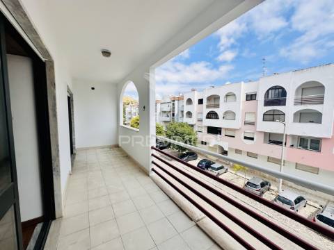 Arrenda-se apartamento t2 - duas varandas - costa da caparica