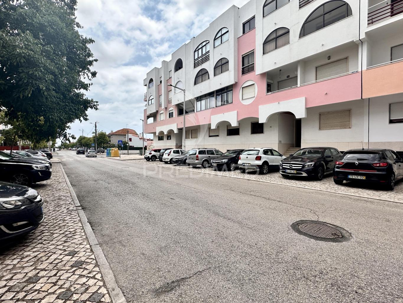 Arrenda-se apartamento t2 - duas varandas - costa da caparica