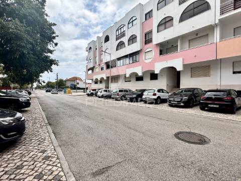 Arrenda-se apartamento t2 - duas varandas - costa da caparica