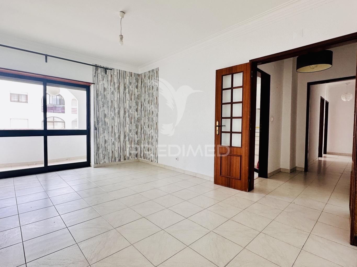 Arrenda-se apartamento t2 - duas varandas - costa da caparica