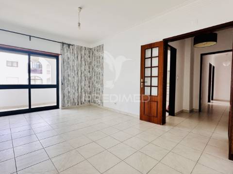 Arrenda-se apartamento t2 - duas varandas - costa da caparica