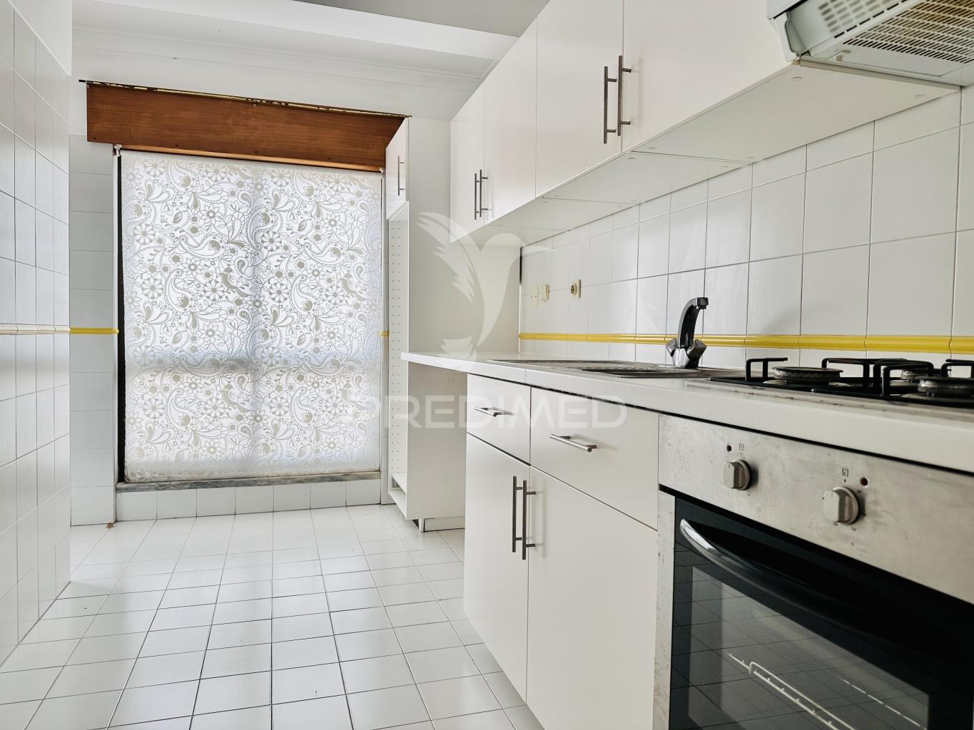Arrenda-se apartamento t2 - duas varandas - costa da caparica