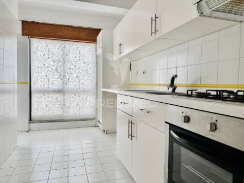 Arrenda-se apartamento t2 - duas varandas - costa da caparica