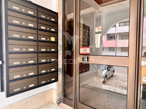 Arrenda-se apartamento t2 - duas varandas - costa da caparica