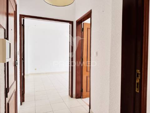 Arrenda-se apartamento t2 - duas varandas - costa da caparica