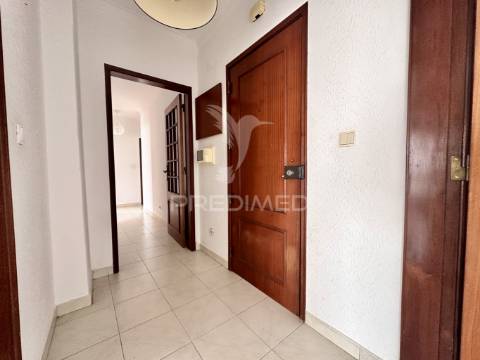 Arrenda-se apartamento t2 - duas varandas - costa da caparica